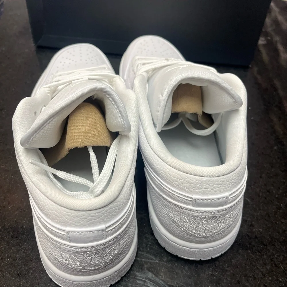 Sz 8 Air Jordan 1 Low Triple White